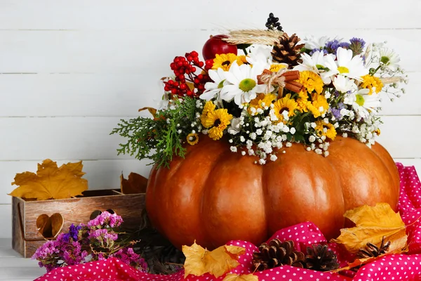 Красивая Осенняя композиция в тыкву с декоративной коробки на столе на фоне деревянных Стоковое Изображение