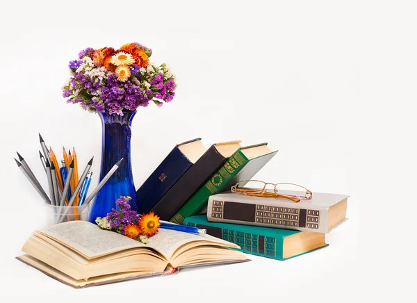 День учителя! (композиция с Весенние цветы в синей вазе — стоковое фото