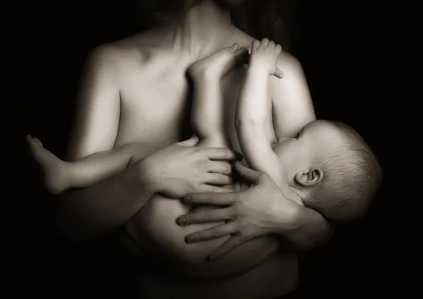 Грудного вскармливания. ребенок на руках мать сосет грудь. monochro — стоковое фото