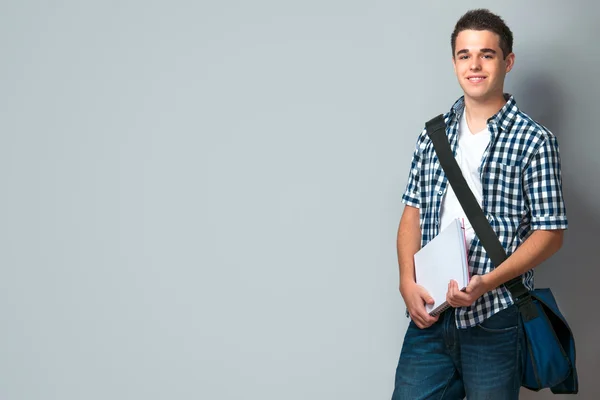 Улыбающийся подросток со школьной сумкой Стоковое Изображение