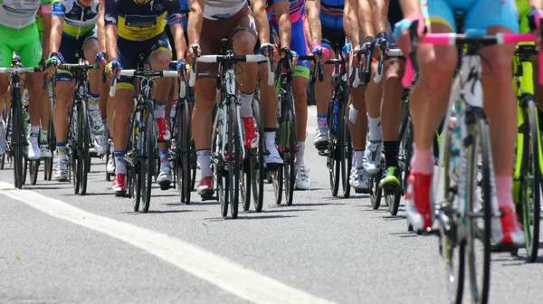 Велосипедистов с спорта во время abbiglaimento во время сложных r — стоковое фото