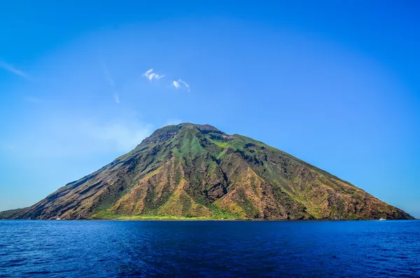 Вулканический остров Стромболи в lipari с океана, очаров — стоковое фото