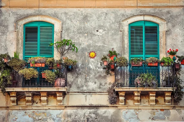 Красивые старинные балкон с красочными цветами и двери — стоковое фото