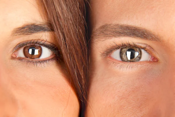 Молодая пара крупным планом с красивыми глазами — стоковое фото
