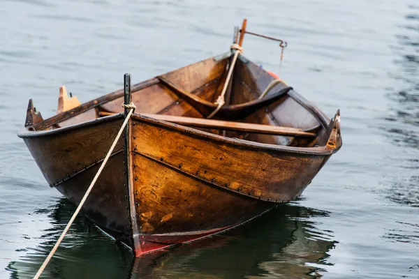 Деревянные лодки на воде Лицензионные Стоковые Изображения