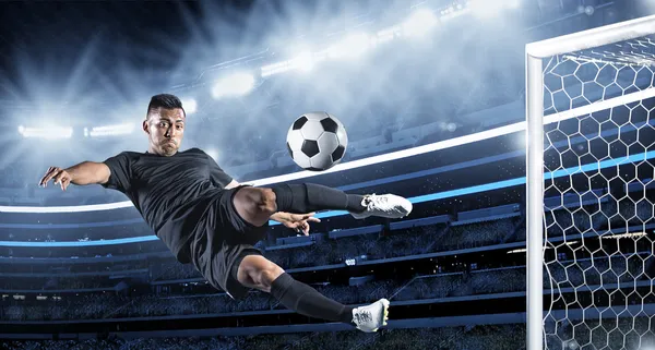 Испаноязычное футболист пинать мяч Стоковое Изображение