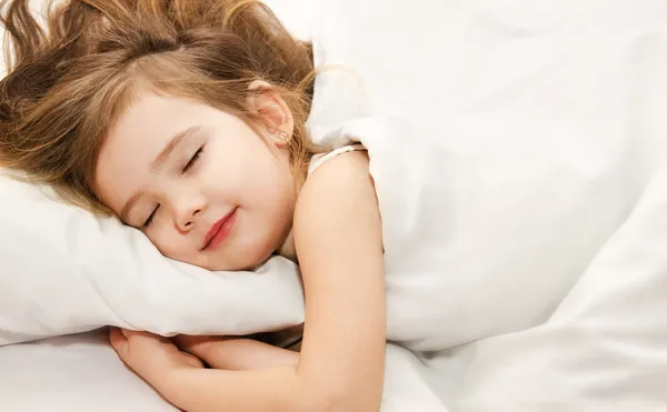 Маленькая девочка спать в кровати макро — стоковое фото