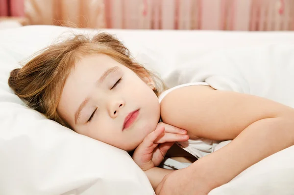 Сон маленькая девочка в кровати — стоковое фото
