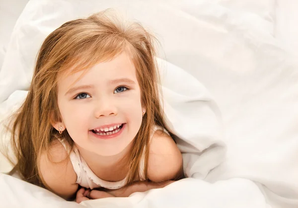 Восхитительная маленькая девочка проснулась — стоковое фото