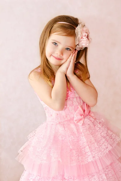 Портрет милой улыбающейся маленькой девочки — стоковое фото
