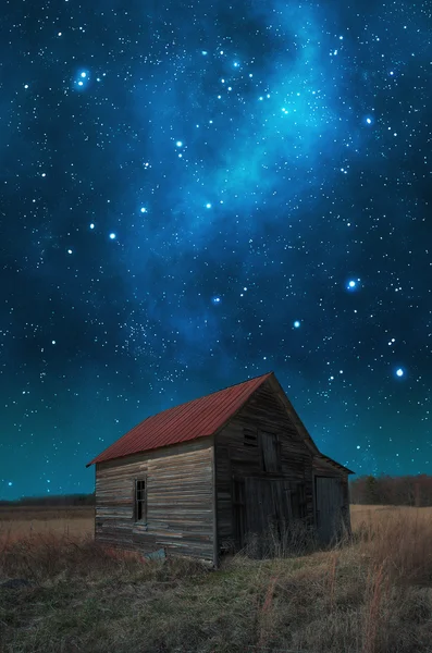 Сарай и ночное небо — стоковое фото