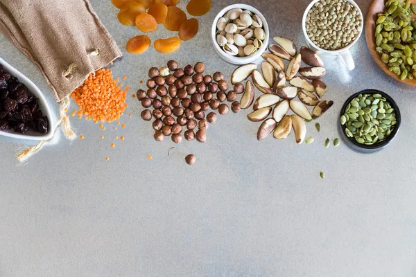 Разнообразие, сухофрукты, орехи и зерна — стоковое фото