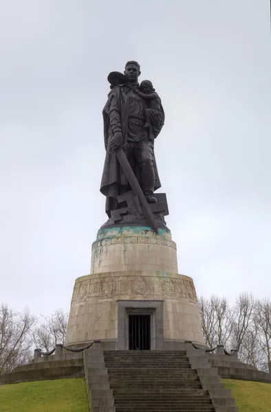 Статуя советского солдата, держа ребенка. Советский военный мемориал в Трептов-парке. Берлин, Германия Стоковая Картинка