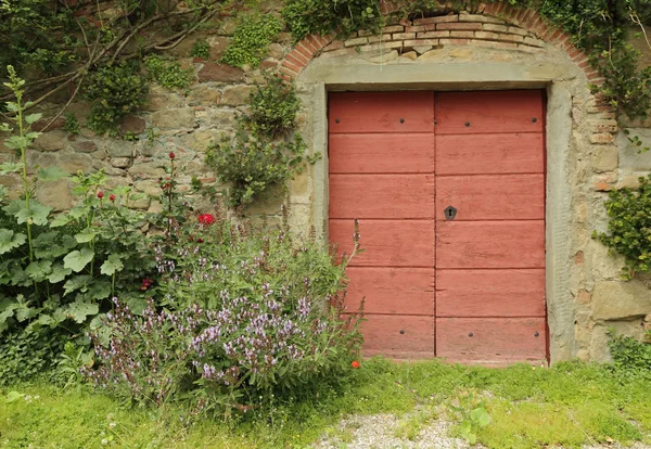 Деревянные красные ворота к тосканской ферме, Италия, Европа — стоковое фото