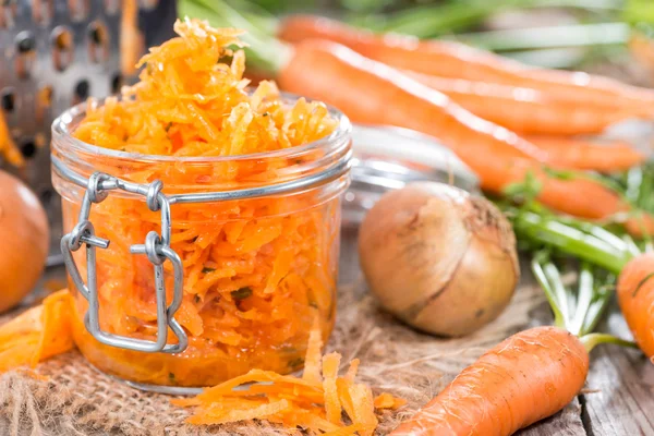 Свежий морковный салат — стоковое фото