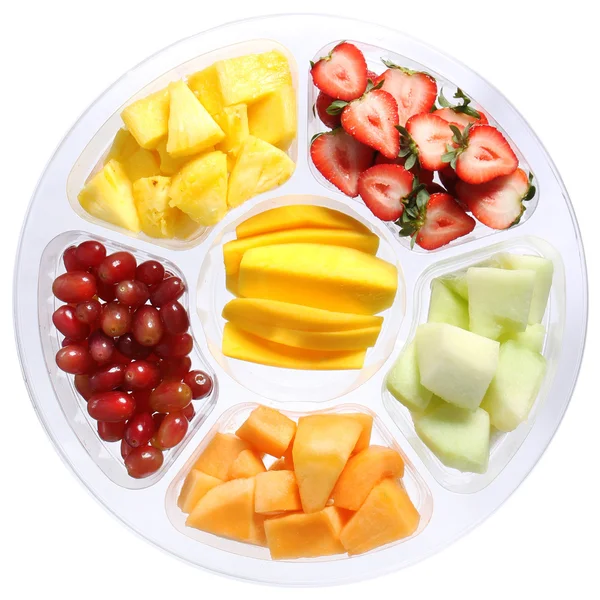 Свежие куски фруктов в пластиковой круглой контейнер изолирован на белом. различные виды нарезанных фруктов: манго, дыни, клубники, винограда, ананаса. здоровый образ жизни — стоковое фото