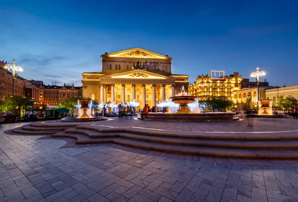 Фонтан и большого театра, освещенные в ночь, Москва, r — стоковое фото