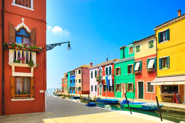 Достопримечательность Венеции, канал Остров Бурано, красочные дома и лодки, Италия — стоковое фото