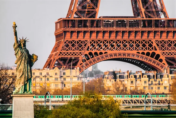 Статуя свободы и Эйфелевой башни Париж город Франции — стоковое фото