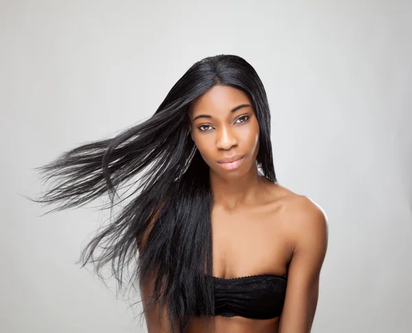 Красивая негритянка с длинными прямыми волосами Стоковое Изображение