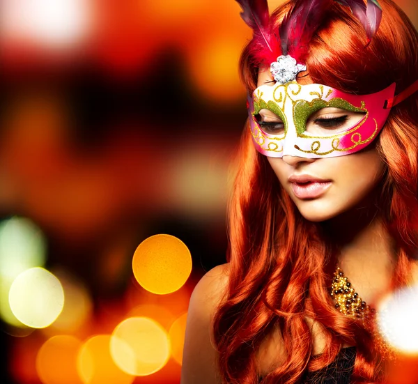 Красивая девушка в Карнавальная маска Стоковое Изображение