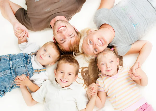Счастливый большая семья, вместе на белом фоне — стоковое фото