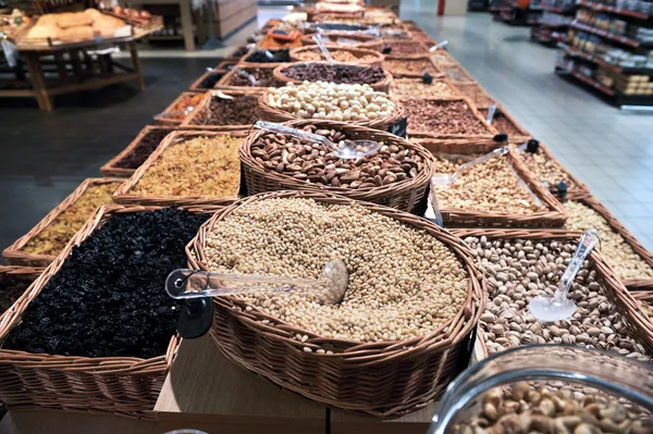 Различные сухофрукты и орехи в рынке — стоковое фото
