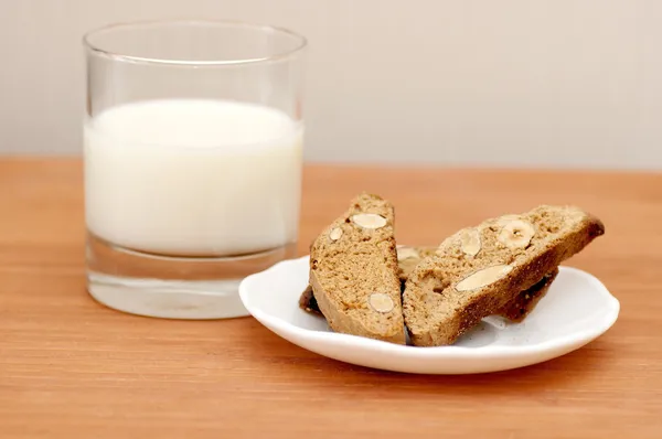Cantuccini вкусный печенье и стакан молока — стоковое фото