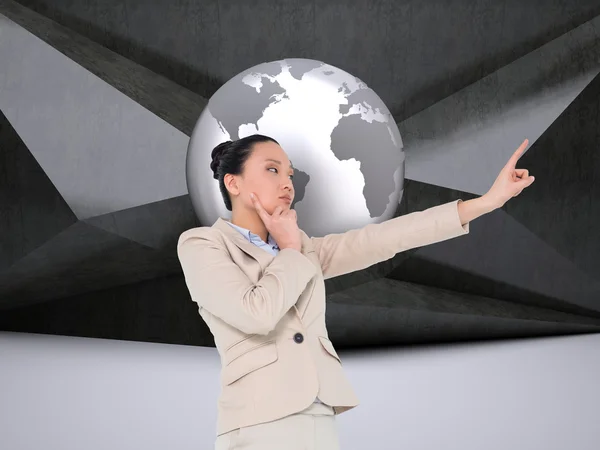 Составное изображение вдумчивый азиатских бизнес-леди указывая — стоковое фото