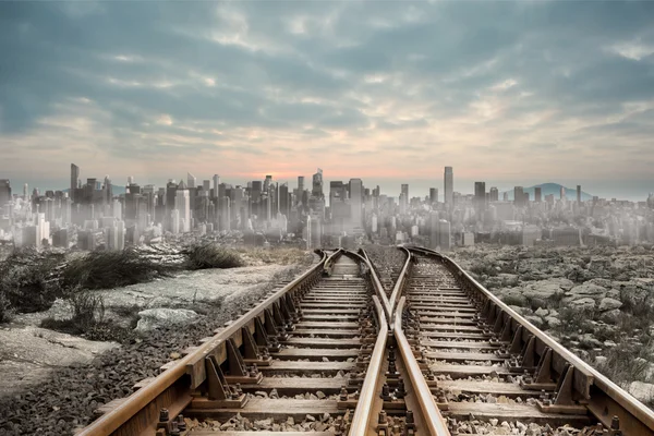 Железнодорожные пути, ведущие к большой город — стоковое фото