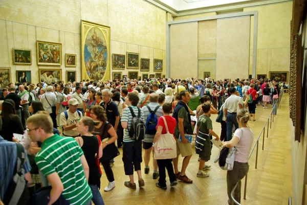 Туристов в музей Лувр Стоковое Изображение
