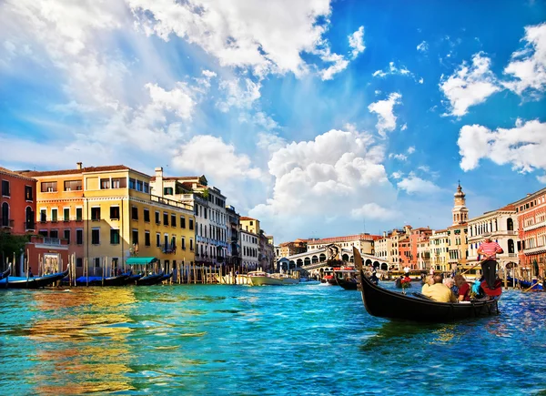 Гранд-канал Венеция с гондол и мост Риальто, Италия Стоковое Фото