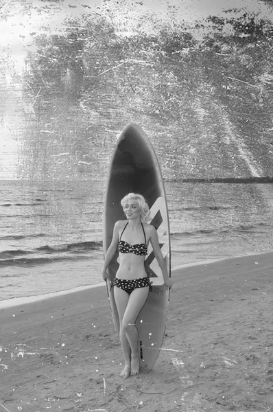 Довольно светлая женская модель как marilyn Монро с серфинговым правлением на пляже — стоковое фото