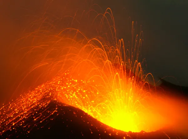 Активный вулкан на извержение — стоковое фото