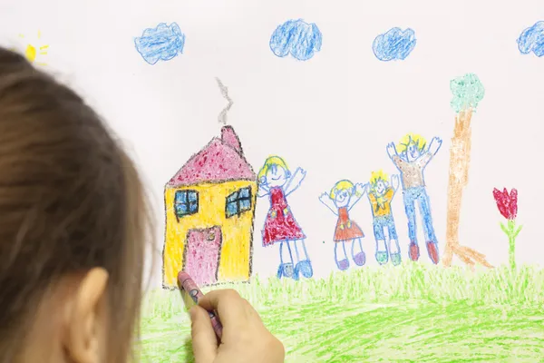 Девушка рисует свой собственный дом и счастливая семья — стоковое фото