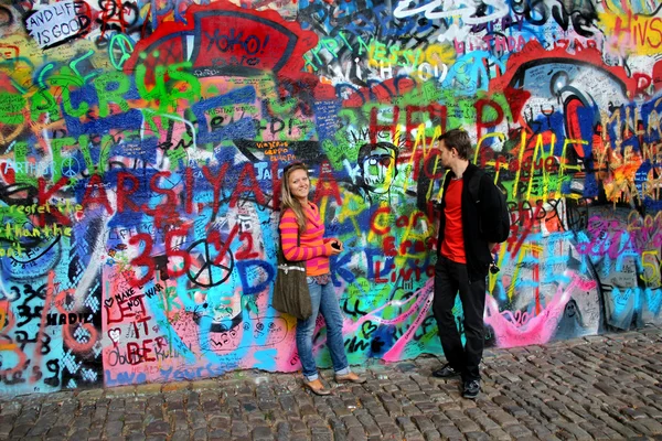 Джон Леннон стены в Праге и молодая красивая пара в любви — стоковое фото