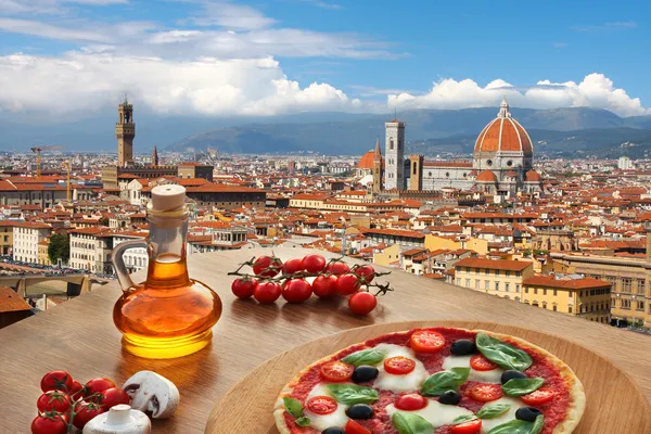 Флоренция, собор и типичной итальянской пиццы в Тоскане, Италия — стоковое фото