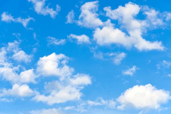Облака с голубым небом — стоковое фото
