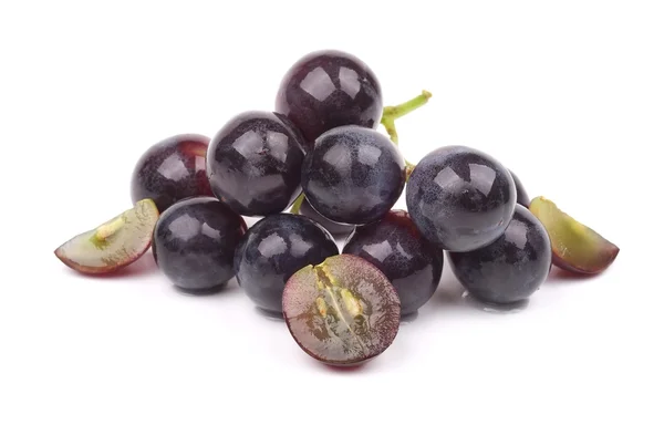 Гроздь винограда, изолированные на белом фоне — стоковое фото