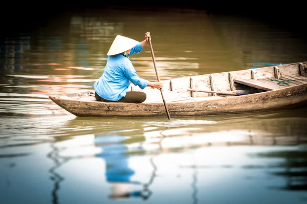 Женщина на деревянной лодке в реке в Вьетнам, Азия Стоковая Картинка