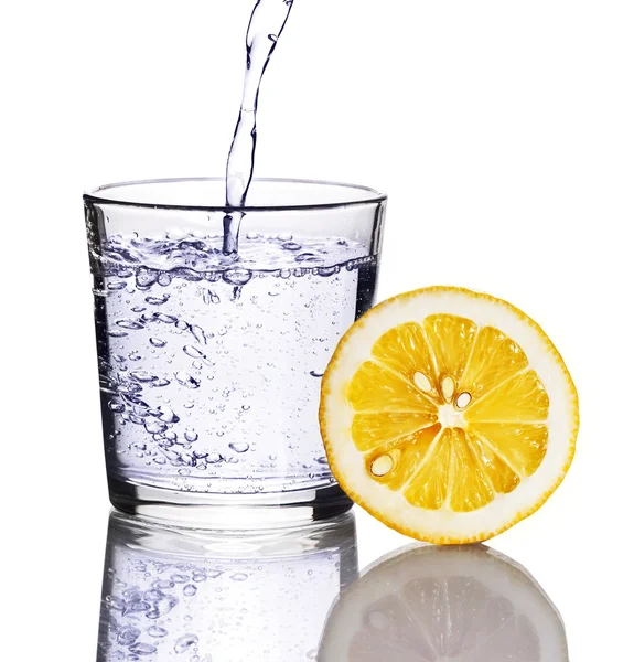 Пьют с лимоном, изолированные на белом — стоковое фото