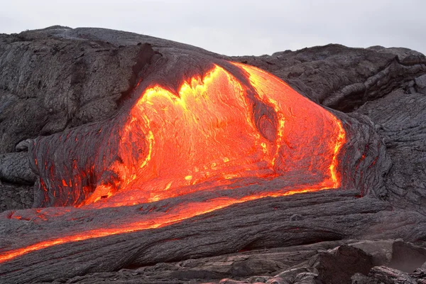 Красный горячей лавы, течет в Гавайи — стоковое фото