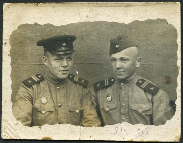 СССР - около 1945: фотография, сделанная в СССР, изображены два солдата Красной Армии образца 1945 года. надпись на руках, русское имя - Сергей — стоковое фото