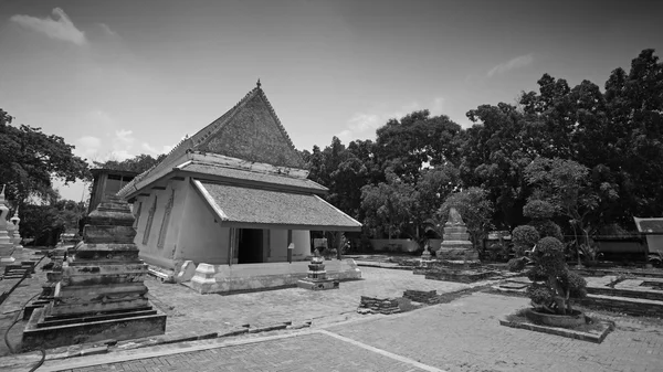 Черный и белый: Древний тайский храм Стоковое Фото