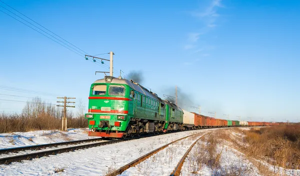 Грузовой поезд буксируется тепловоза. Украинские железные дороги Стоковая Картинка
