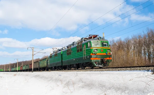 Грузовой поезд буксируется электровоза. Украинские железные дороги Стоковое Фото