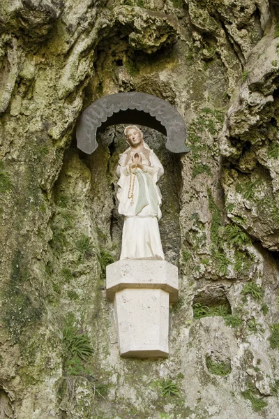 Статуя marie в горном гроте — стоковое фото