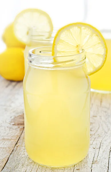 Лимонад в банке — стоковое фото