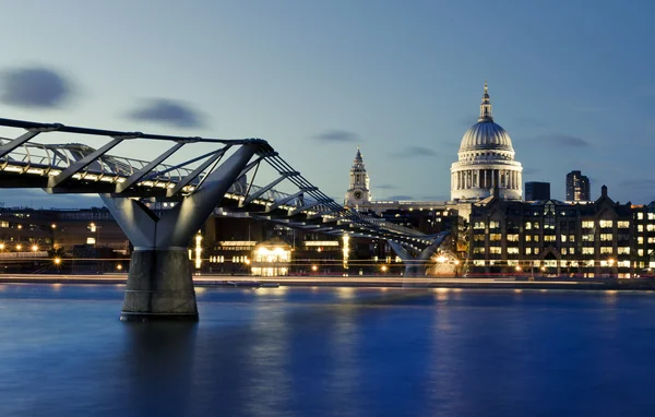 Мост тысячелетия и собор Святого Павла, Лондон — стоковое фото