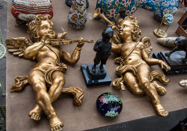Две Золотой ребенок ангелы играл на скрипке и труба. Блошиный рынок в Париже — стоковое фото